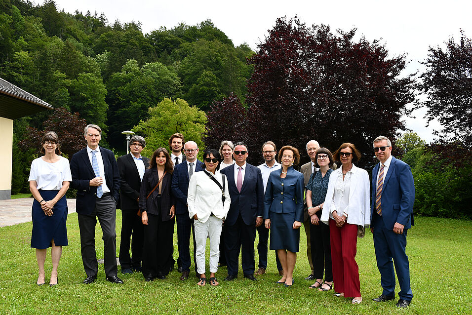 Group picture of the Sommerhochschule faculty, including guests of honor invited to the opening ceremony, Rektor Schütze and SHS staff