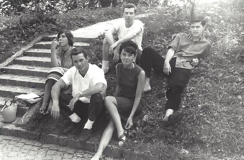 Waiting for lesson: (from left to right first row) Austrian girl of the school, two students from Kansas; from left to right second row: Richard Dunn (from New York) and Philippe Valletoux (© Philippe Valletoux)